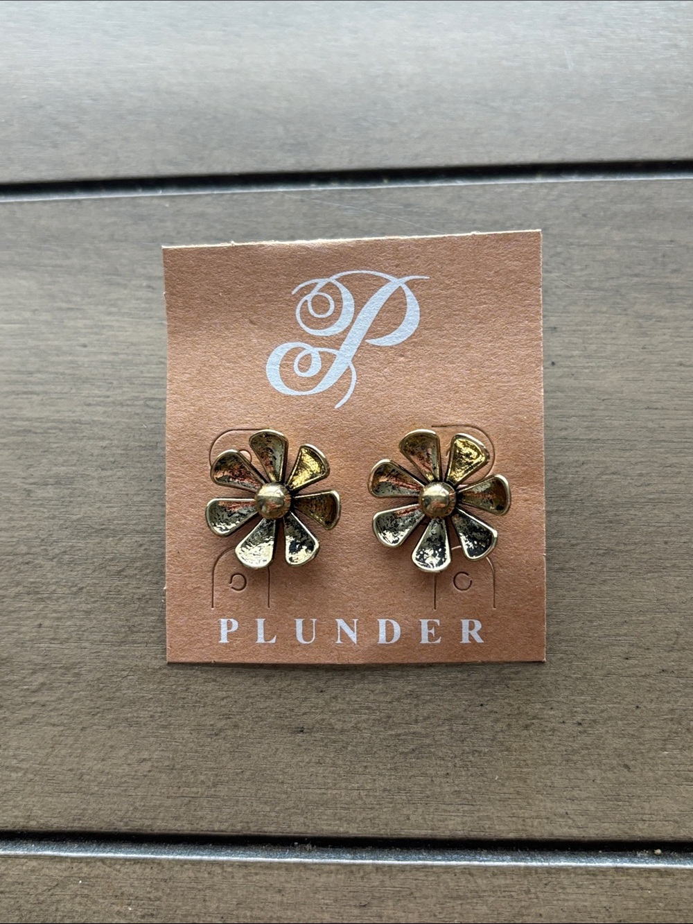 763. Plunder Antiqued Gold Tone Daisy Floral Stud Earrings - Hypoallergenic